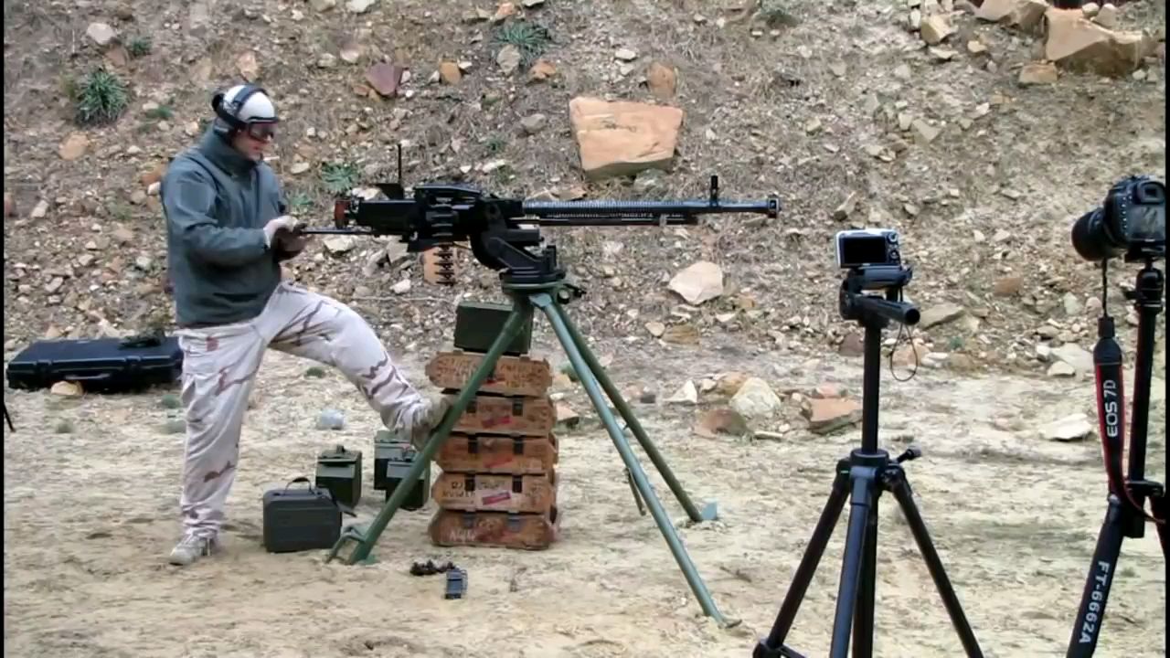 射击 DShK 重型机枪